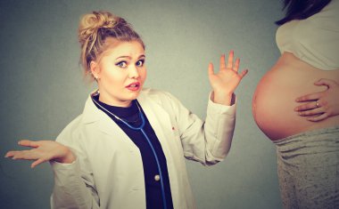 habersiz sağlık profesyoneli, hamile kadın için hiçbir cevabı var, bilmiyor