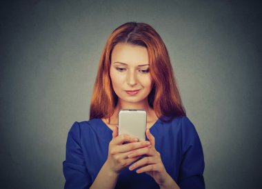kızgın kadın mutsuz, kötü sms mesajı alan mesajlaşma cep telefonu bir şey rahatsız