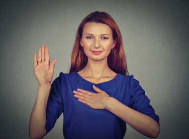 Genç kadın gri duvar arka plan üzerinde izole bir söz yapma