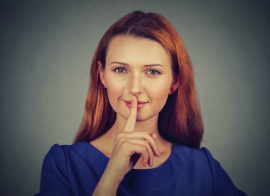 gizli genç kadın shh, sessiz, sessizlik soran dudaklarına parmak yerleştirerek