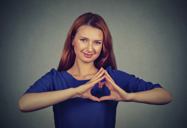 Neşeli mutlu genç kadın yapma kalp işareti el ile gülümseyen