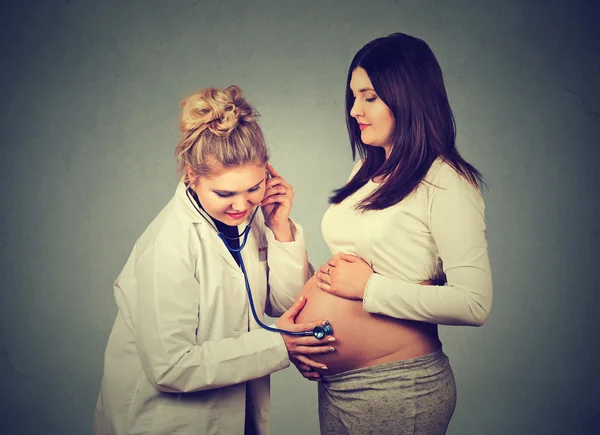 Médico examinando uma mulher grávida — Fotografia de Stock