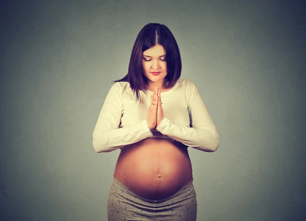 Mujer embarazada practicando yoga meditando. Concepto de embarazo estilo de vida saludable —  Fotos de Stock