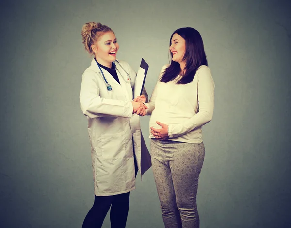 Διαβούλευση με νεαρή έγκυο με τον γιατρό της — Φωτογραφία Αρχείου