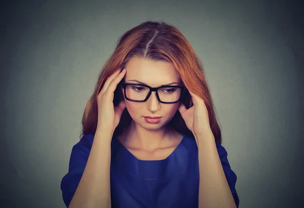 Ritratto stressato giovane rossa donna d'affari con mal di testa — Foto Stock