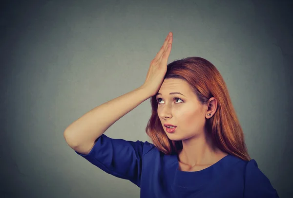 Bedauert Fehlverhalten. dumme junge Frau, die Hand auf den Kopf schlägt, nachdem sie duh — Stockfoto