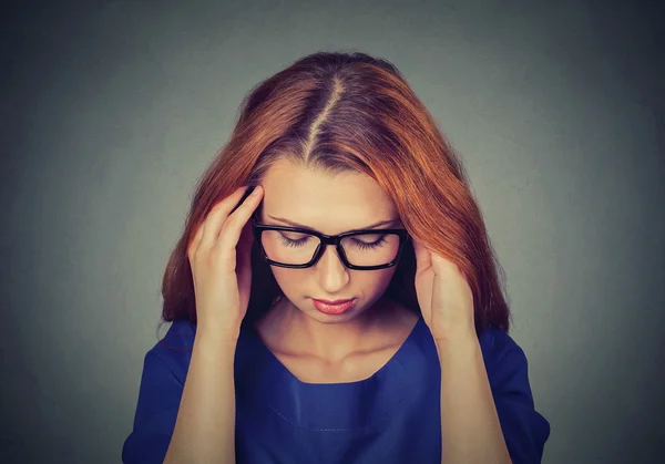 Retrato estresado joven pelirroja mujer de negocios con dolor de cabeza —  Fotos de Stock