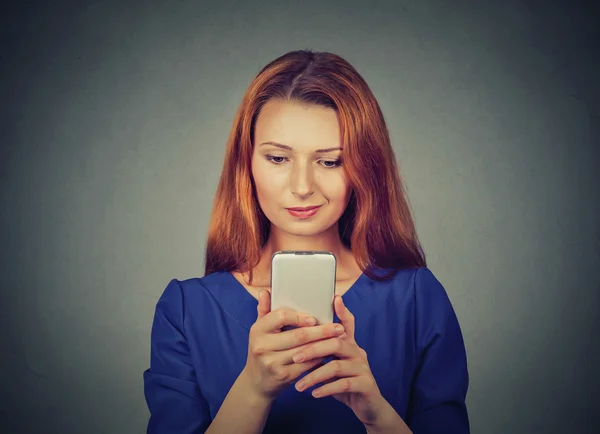 Donna arrabbiata infelice, infastidito da qualcosa sul telefono cellulare sms ricezione di messaggi cattivi — Foto Stock