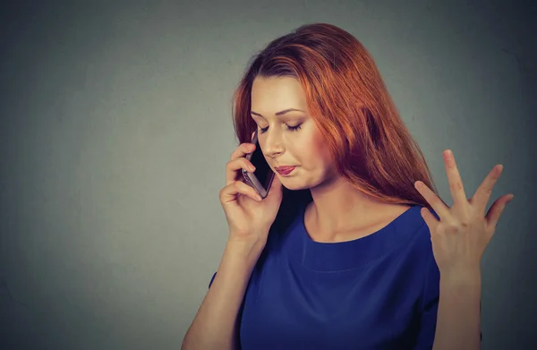 Boos triest, ongelukkig, serieuze vrouw praten over telefoon dispgeleerd met gesprek — Stockfoto