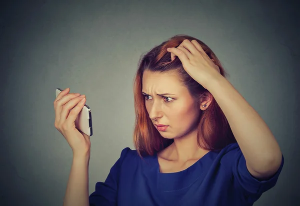 Infeliz frustrado chateado mulher surpreso ela está perdendo cabelo, recuando linha do cabelo — Fotografia de Stock