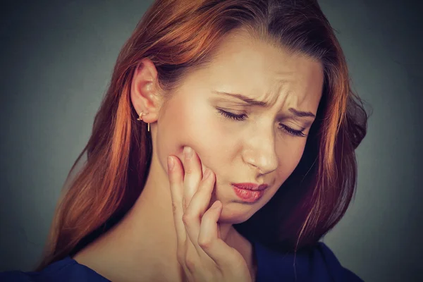 Junge Frau mit empfindlichem Zahnschmerz-Kronenproblem weint vor Schmerzen — Stockfoto