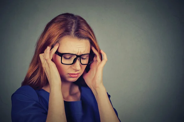 Traurige junge Frau mit Brille und sorgenvoll gestresstem Gesichtsausdruck — Stockfoto