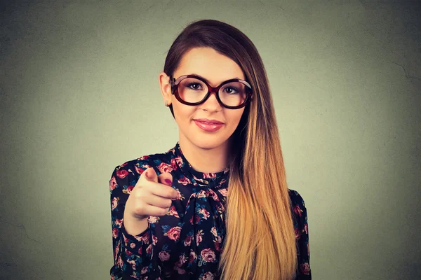 Junge glückliche Frau mit Brille zeigt mit dem Finger auf Kamera-Geste — Stockfoto