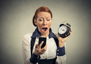Uykulu ve kadın ile mobil akıllı telefon çalar saat 