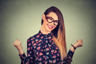 mutlu başarılı öğrenci, kazanan, kadın pompalanan kutluyor başarı yumruklar