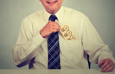 işadamı el ile fikir geri çekilme kartla ampul gömlek cebinden çizilmiş.