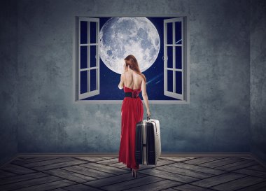 Yürüme Kırmızı elbiseli güzel kadın pencere ile ay açtı.