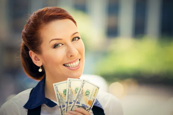 Успішна молода бізнес-леді тримає в руках доларові купюри — стокове фото