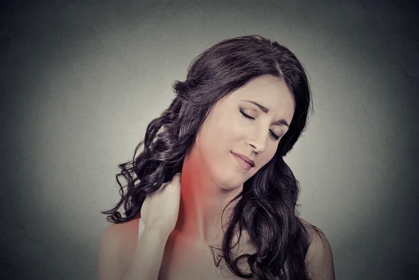 Mujer cansada masajeando su doloroso cuello — Foto de Stock