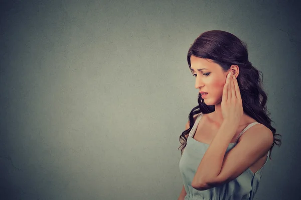 Tinnitus. Perfil lateral mujer joven enferma con dolor de oído tocando su dolorosa cabeza — Foto de Stock