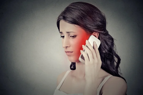 Berörda ung kvinna prata mobil telefon med smärta huvudvärk — Stockfoto