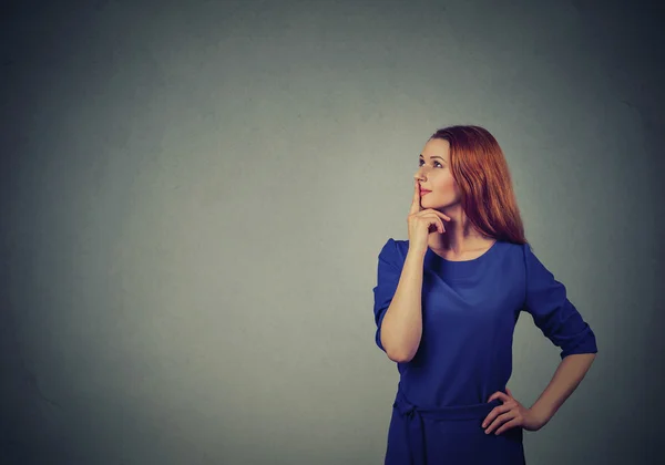 Porträt glücklich schöne Frau denkt nachschlagen — Stockfoto