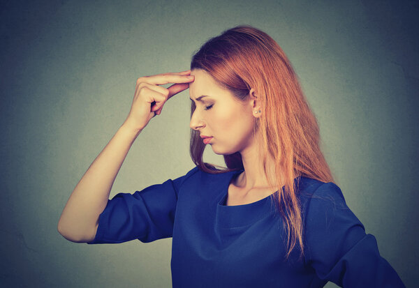 Побочный профиль подчеркнул грустную молодую женщину беспокоятся думая
 