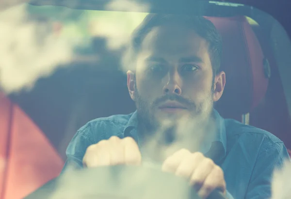 Sorprendido asustado divertido mirando joven conductor en el coche . — Foto de Stock