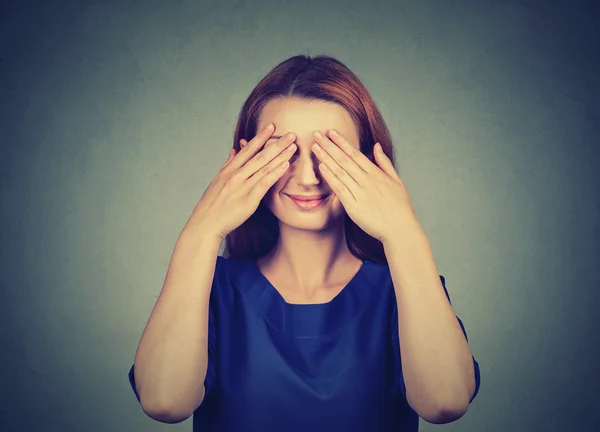 Escondiéndose. Mujer tímida sonriente cubriéndose los ojos — Foto de Stock