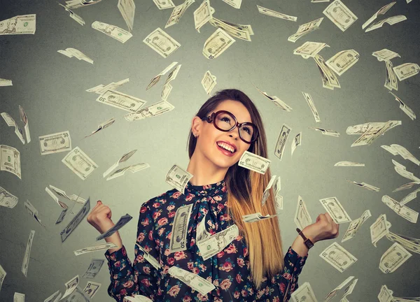 Mujer se regocija bombeo puños extático celebra el éxito bajo la lluvia de dinero cayendo billetes de dólar —  Fotos de Stock