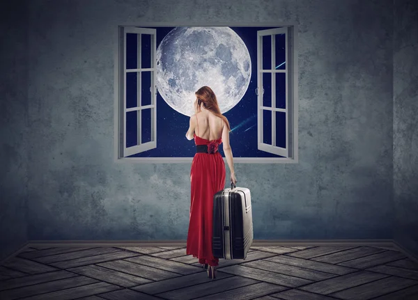 Hermosa mujer en vestido rojo caminando a la ventana abierta con luna —  Fotos de Stock