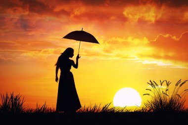 Gün batımının tadını çıkaran şemsiyeli, ince bir genç kadının silueti 