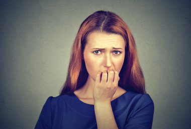 Tırnaklarını ısıran sinirli kadın bir şeyler isterya da endişeli