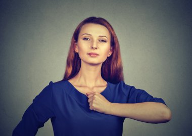 Süper kahraman kız. Kendine güvenen genç kadın 