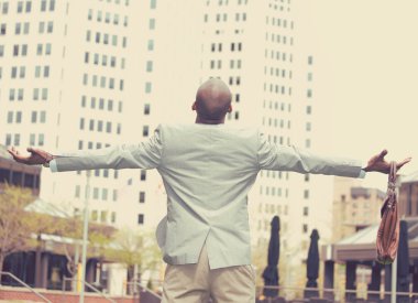 Back view iş adamı özgürlük başarı silah gökyüzüne bakarak kaldırdı kutluyor 