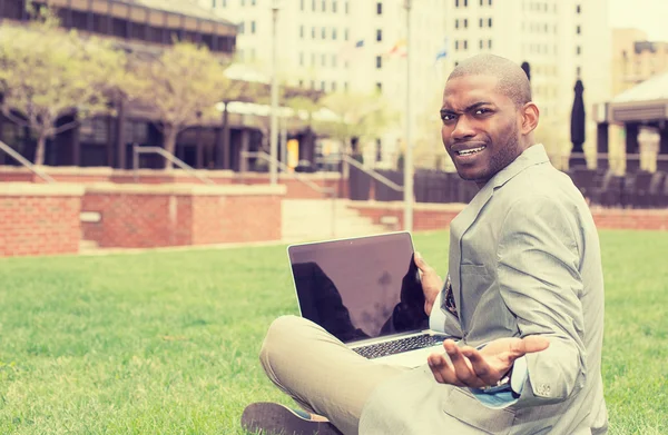 Pebisnis yang marah frustrasi dengan laptop duduk di luar kantor perusahaan — Stok Foto