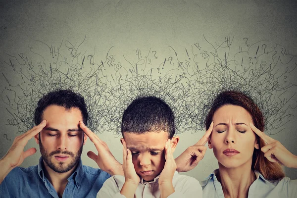 Mujer hombre niño estresado cara expresión cerebro derretimiento en líneas interrogantes interconectados — Foto de Stock