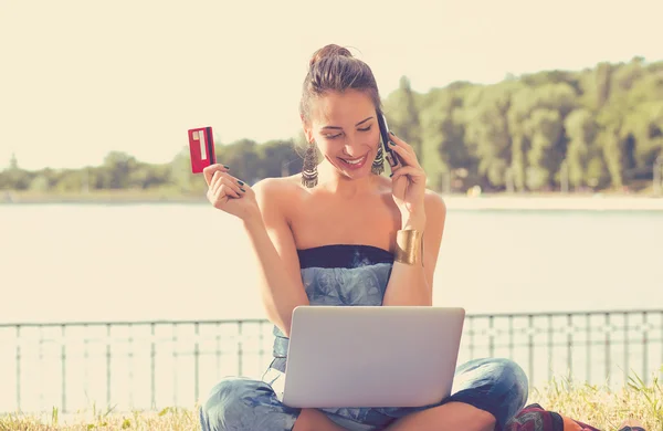 Mujer feliz compras en línea celebración de tarjeta de crédito hablando en el teléfono móvil —  Fotos de Stock