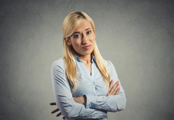 Grinig skeptisk blond kvinna isolerad på grå bakgrund — Stockfoto