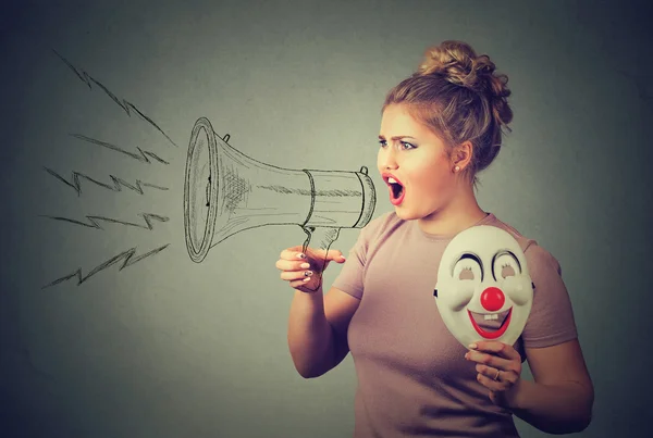 Frau mit Clownsmaske schreit in Megafon — Stockfoto