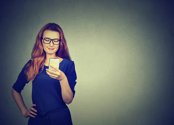 Mujer atractiva usando un teléfono inteligente mensajes de texto —  Fotos de Stock