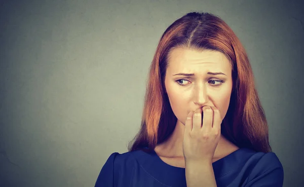 Nerveuze vrouw bijten haar nagels hunkeren naar iets of angstig — Stockfoto