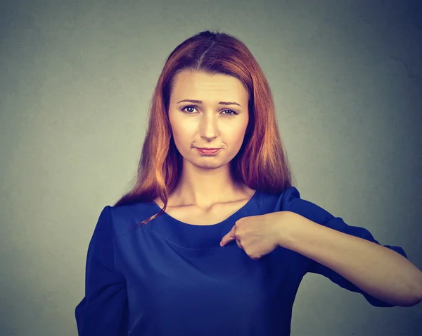 Wütende Frau, wird wütend, fragt dich, wie du mit mir sprichst, du meinst mich? — Stockfoto