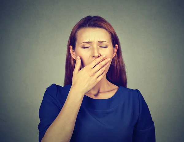 Nahaufnahme Porträt schläfrige junge Frau — Stockfoto