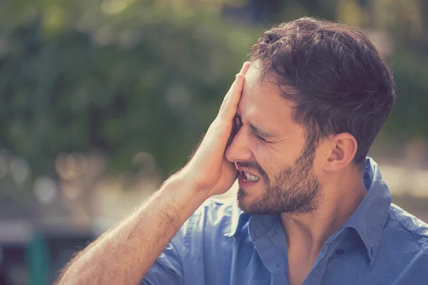 Primer plano retrato estresado hombre triste — Foto de Stock