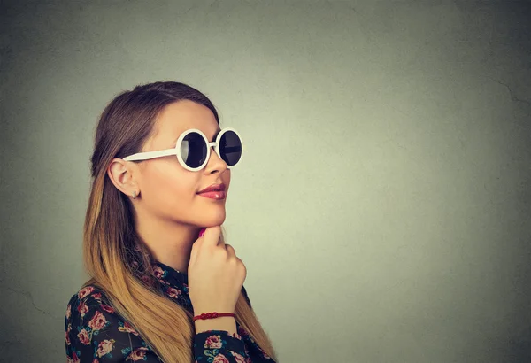 Jeune femme en lunettes de soleil rêvant de vacances d'été — Photo