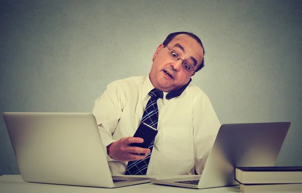 Hombre de negocios multitarea trabajando en el escritorio de la oficina. Vida ocupada del gerente de la empresa — Foto de Stock