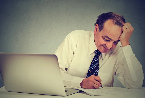 Business man werkt bij zijn Bureau — Stockfoto