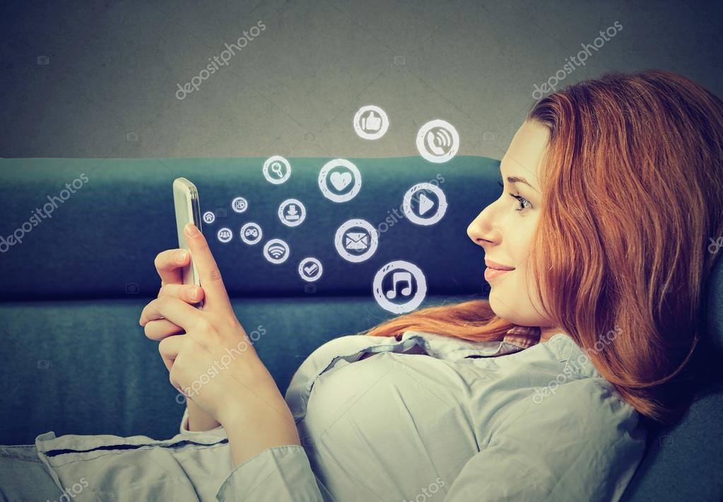 чтение сообщений телефоном. девушка со смартфоном в руках. смартфон в руках мессенджеры. чтение сообщений телефоном. мужчина со смартфоном.