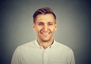 Headshot gülümseyen genç yakışıklı adam